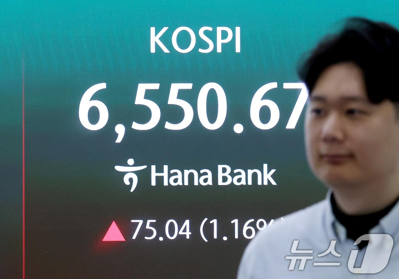 본문 이미지 - 코스피 지수가 반도체 업황 호조에 힘입어 상승 흐름을 이어간 27일 오전 서울 중구 하나은행 딜링룸 전광판에 시황이 표시되고 있다.  ⓒ 뉴스1 조연우 인턴기자