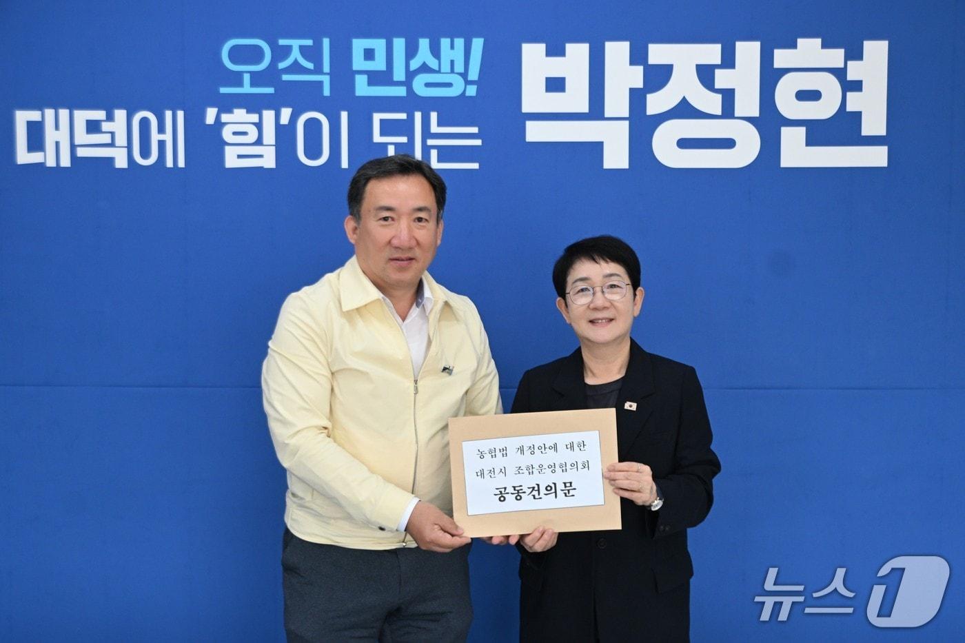 본문 이미지 - 대전시 조합운영협의회, 농협법 개정안 건의문 전달. (농협중앙회 대전본부 제공, 재판매 및 DB 금지) 2026.4.27/뉴스1