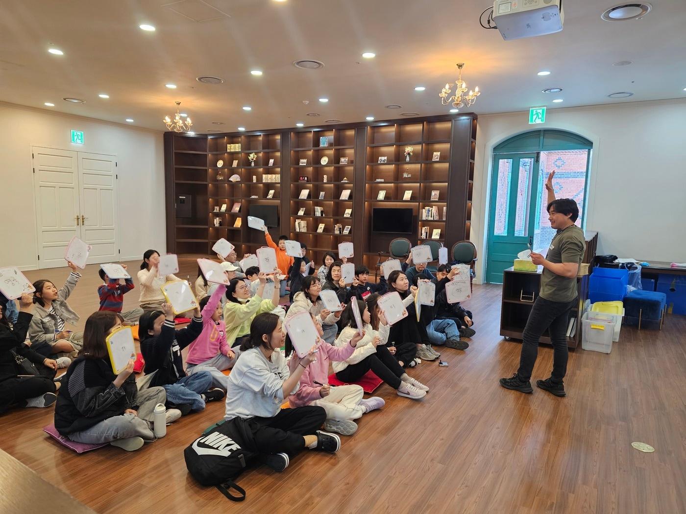 본문 이미지 - 지난해 열린 '석조전에서 만난 세계' 프로그램 중 '대한제국 골든벨' 현장 모습.(국가유산청 제공)