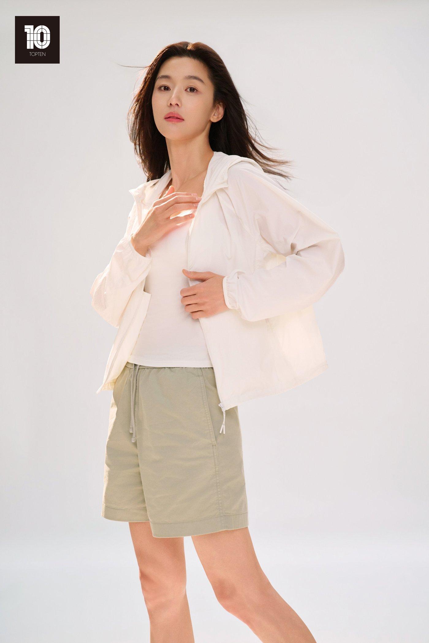 본문 이미지 - 신성통상 탑텐 앰버서더 배우 전지현 '포케터블 UV 프로텍션 윈드브레이커'(여성) 착장 화보(신성통상 제공)