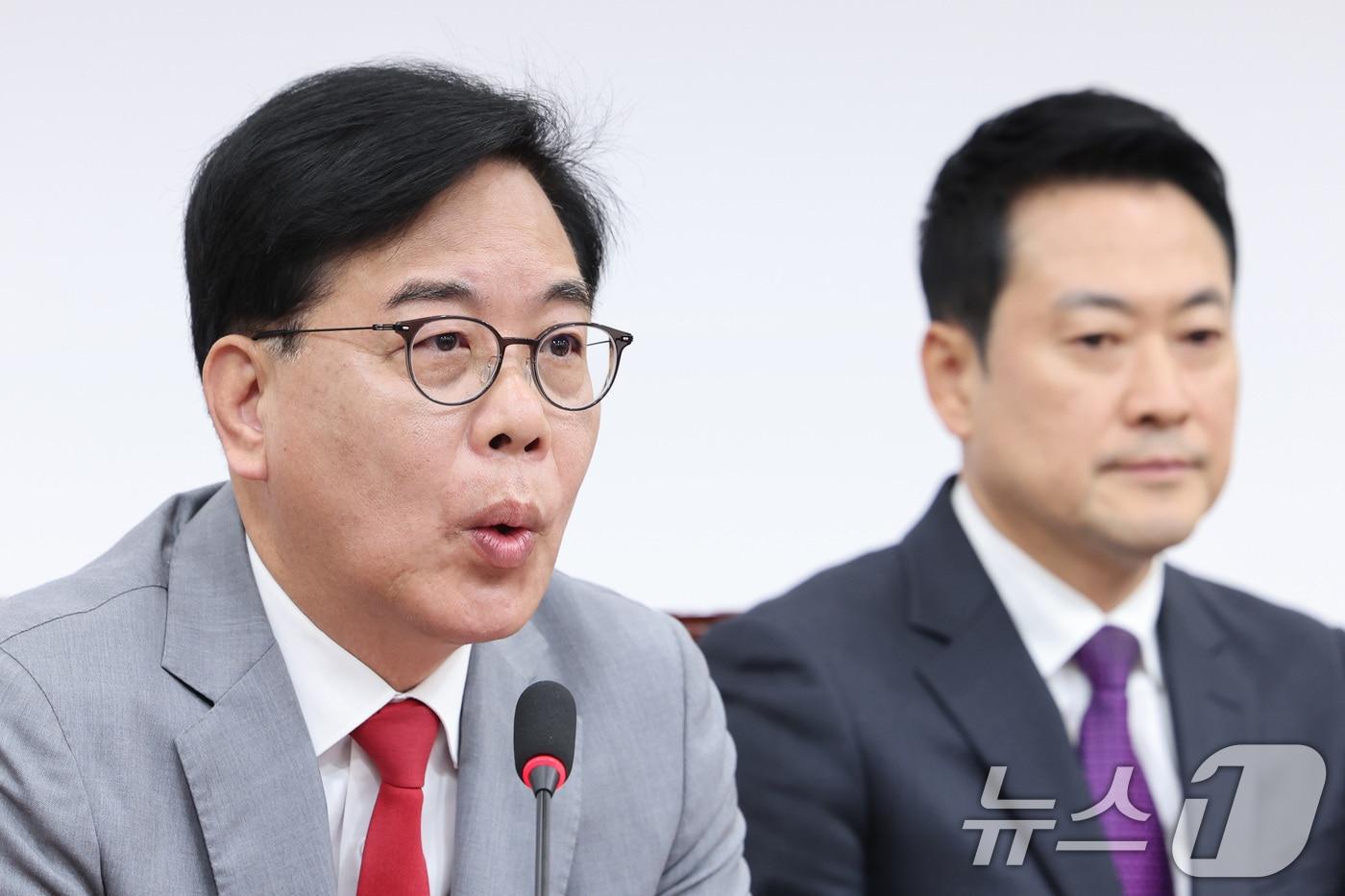 본문 이미지 - 송언석 국민의힘 원내대표가 27일 서울 여의도 국회에서 열린 최고위원회의에서 발언하고 있다. 2026.4.27 ⓒ 뉴스1 신웅수 기자