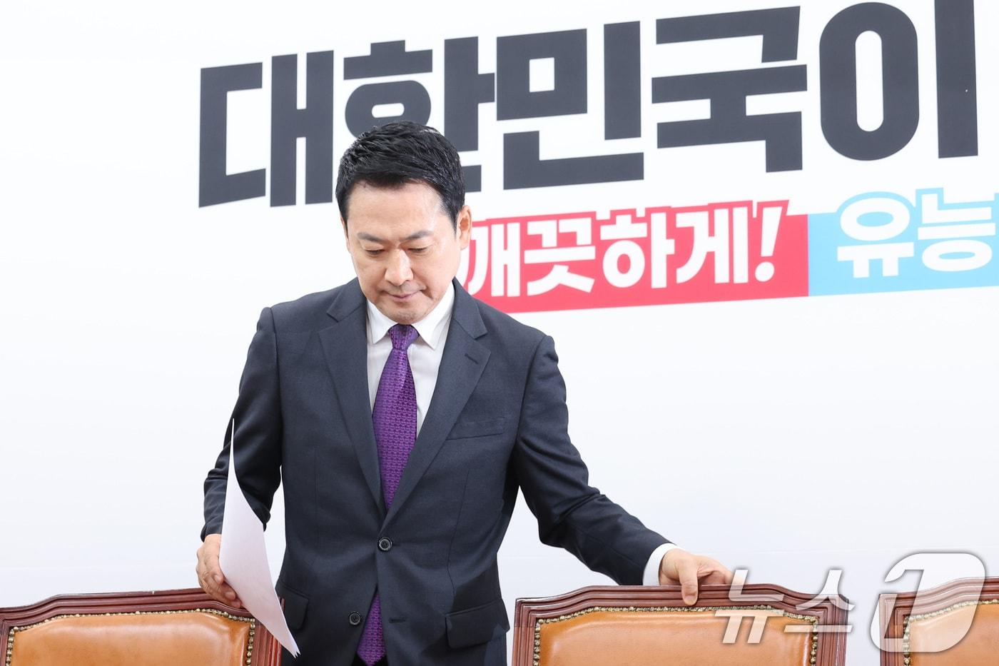 본문 이미지 - 장동혁 국민의힘 대표가 27일 서울 여의도 국회에서 열린 최고위원회의에 참석하고 있다. 2026.4.27 ⓒ 뉴스1 신웅수 기자