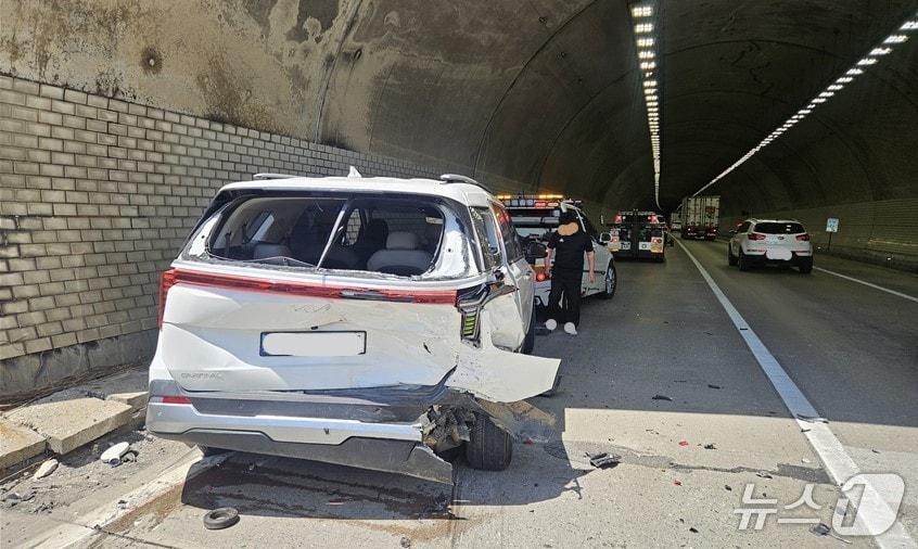 본문 이미지 - 26일 낮 12시 10분쯤 경북 문경시 마성면 신현리 중부내륙고속도로 양평 방향 진남터널 입구에서 차량 정체로 서행하던 RV차량을 뒤따르면 SUV가 추돌해 출동대가 사고를 수습하고 있다.(경북소방본부 제공. 재판매 및 DB 금지)2026.4.27/뉴스1