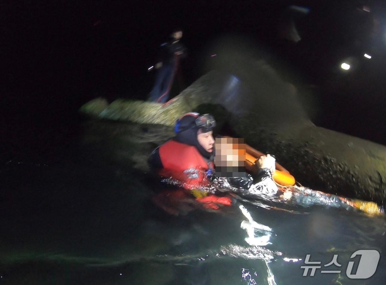 본문 이미지 - 익수자 구조에 나선 해경 대원.(통영해경 제공. 재판매 및 DB금지)