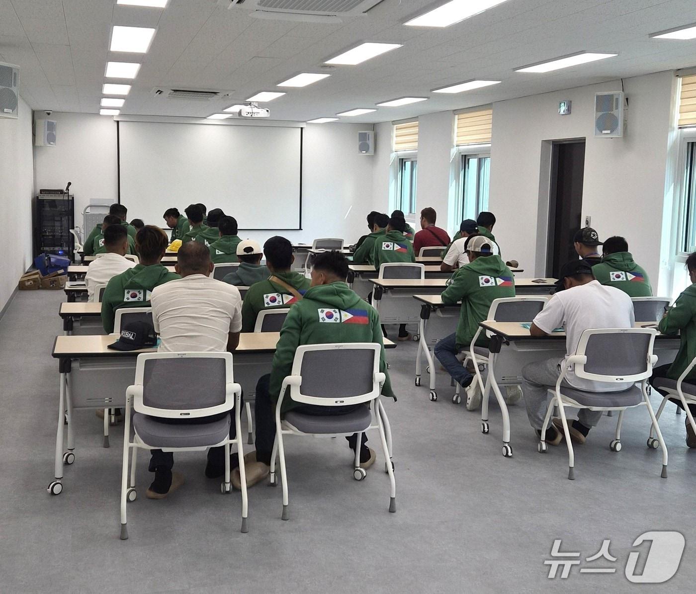 본문 이미지 -  필리핀 외국인 계절근로자 27명이 입국해 교육을 받고 있다.(제천시 제공. 재판매 및 DB금지)