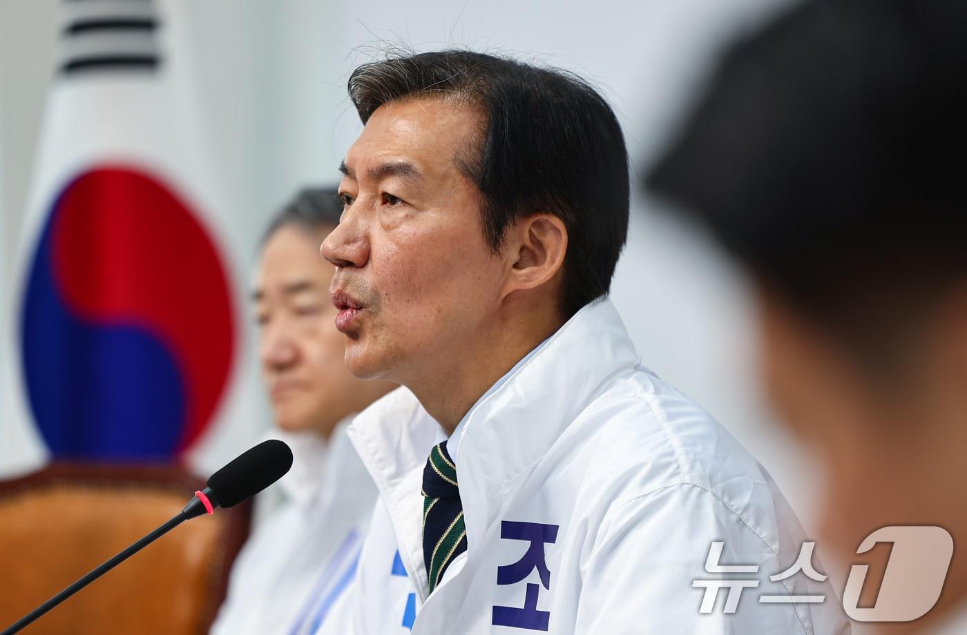 본문 이미지 - 조국 조국혁신당 대표가 27일 서울 여의도 국회에서 열린 조국혁신당 선거대책위원회 회의에서 모두발언을 하고 있다. 2026.4.27 ⓒ 뉴스1 김도우 기자