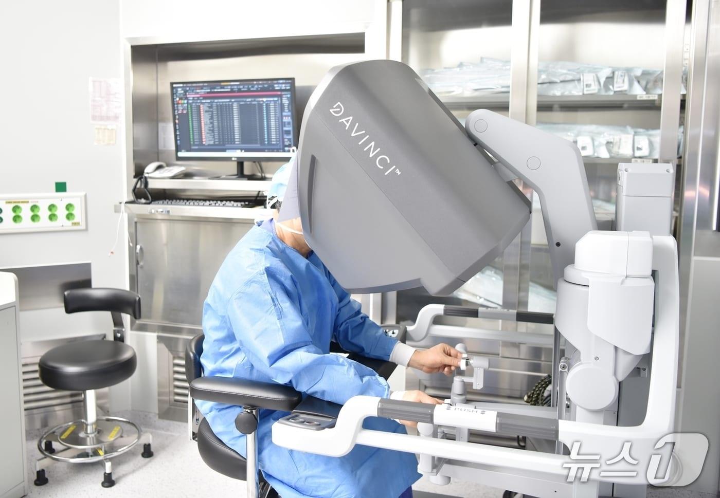 본문 이미지 - 권동득 교수가 다빈치 Xi 로봇수술을 하고 있는 모습.(사진=화순전남대병원 제공. 재판매 및 DB 금지)