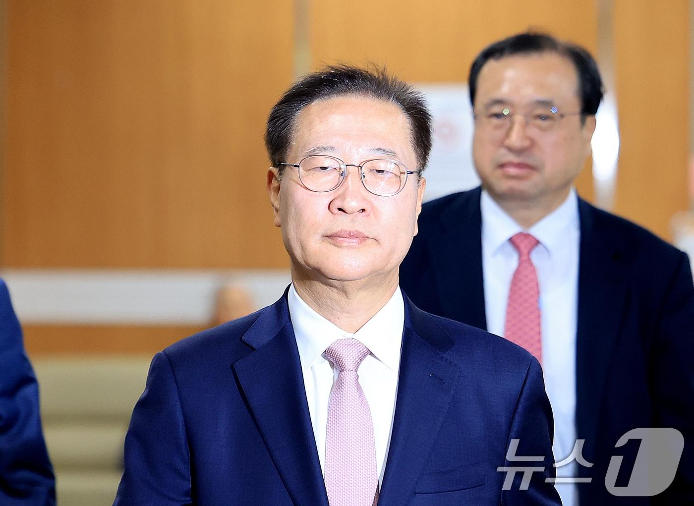 본문 이미지 - 12·3 비상계엄 사태 가담과 김건희 여사 관련 수사를 무마하려 한 혐의로 기소된 박성재 전 법무부 장관이 27일 서울 서초동 서울중앙지방법원에서 열리는 내란 가담·수사 무마 의혹 결심 공판에 출석하고 있다. 2026.4.27 ⓒ 뉴스1 이호윤 기자