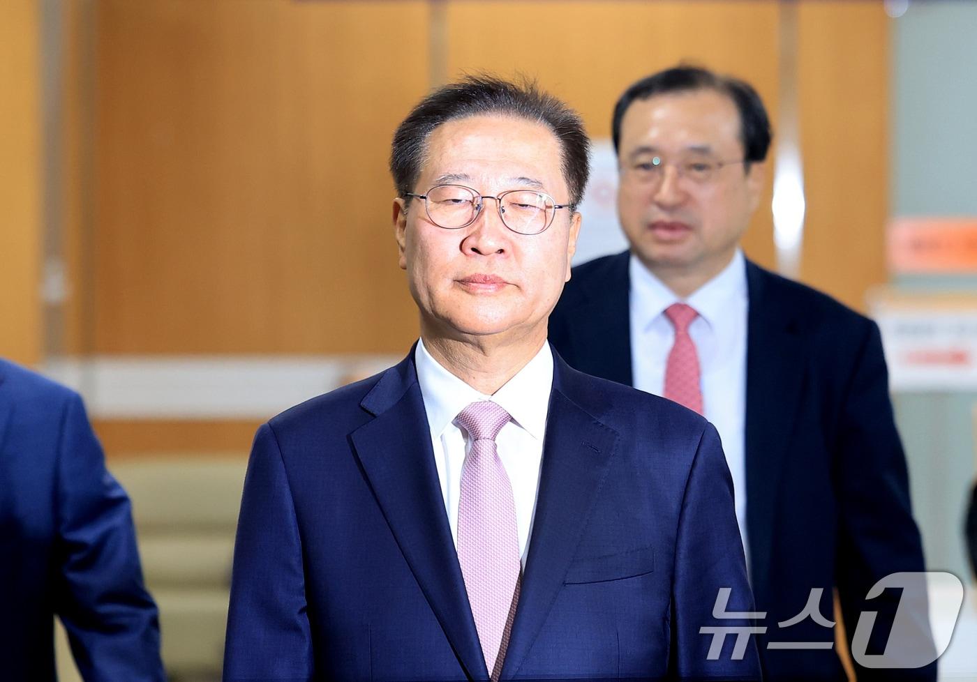 본문 이미지 - 12·3 비상계엄 사태 가담과 김건희 여사 관련 수사를 무마하려 한 혐의로 기소된 박성재 전 법무부 장관이 27일 서울 서초동 서울중앙지방법원에서 열리는 내란 가담·수사 무마 의혹 결심 공판에 출석하고 있다. 2026.4.27 ⓒ 뉴스1 이호윤 기자