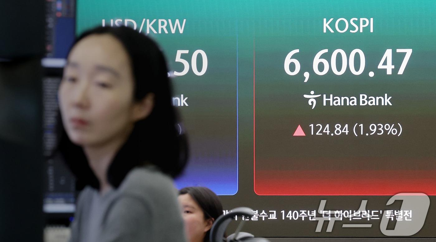 본문 이미지 - 코스피 지수가 장 초반 연이어 사상 최고치를 갈아치우며 강세 흐름을 이어간 27일 오전 서울 중구 하나은행 딜링룸 전광판에 시황이 표시되고 있다.  2026.4.27 ⓒ 뉴스1 조연우 인턴기자