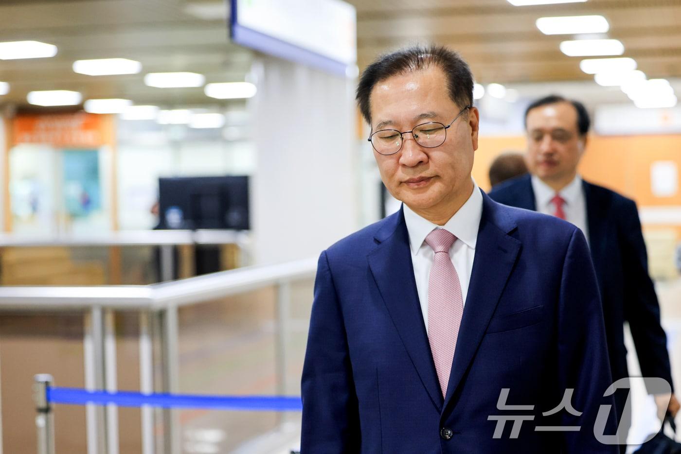 본문 이미지 - 12·3 비상계엄 사태 가담과 김건희 여사 관련 수사를 무마하려 한 혐의로 기소된 박성재 전 법무부 장관이 서울 서초동 서울중앙지방법원에서 열리는 내란 가담·수사 무마 의혹 결심 공판에 출석하고 있다. 2026.4.27 ⓒ 뉴스1 이호윤 기자