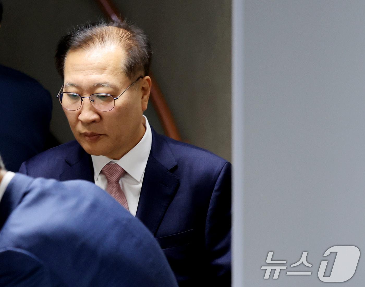 본문 이미지 - 12·3 비상계엄 사태 가담과 김건희 여사 관련 수사를 무마하려 한 혐의로 기소된 박성재 전 법무부 장관이 27일 서울 서초동 서울중앙지방법원에서 열리는 내란 가담·수사 무마 의혹 결심 공판에 출석하고 있다. 2026.4.27 ⓒ 뉴스1 이호윤 기자