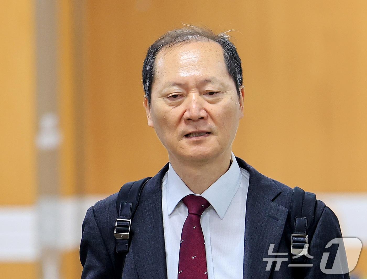 본문 이미지 - 이완규 전 법제처장이 27일 서울 서초동 서울중앙지방법원에서 열리는 내란 가담·수사 무마 의혹 결심 공판에 출석하고 있다. 2026.4.27 ⓒ 뉴스1 이호윤 기자