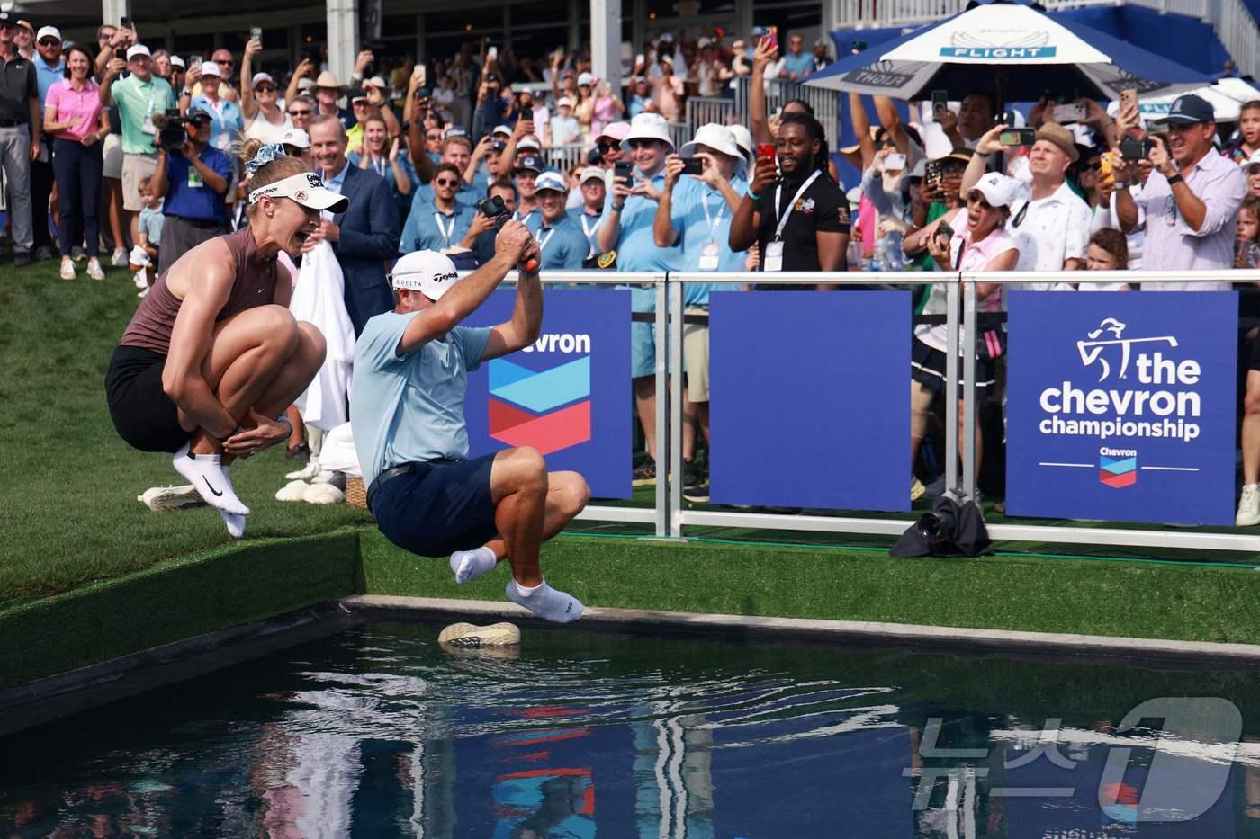 본문 이미지 - 넬리 코다(미국)가 27일(한국시간) 셰브론 챔피언십 우승 후 수영장에 뛰어들고 있다. ⓒ AFP=뉴스1