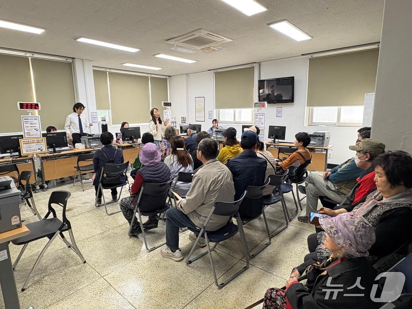 본문 이미지 - 27일 경남 거제시 고현동주민센터에서  공무원들이 고유가 피해지원금 신청 절차를 안내하고 있다.2026.04.27/뉴스1 강미영기자