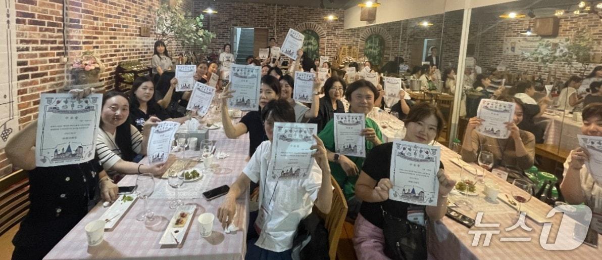 본문 이미지 - 지난해 영천 와인학교 수업 모습.(영천시 제공. 재판매 및 DB금지)/뉴스1