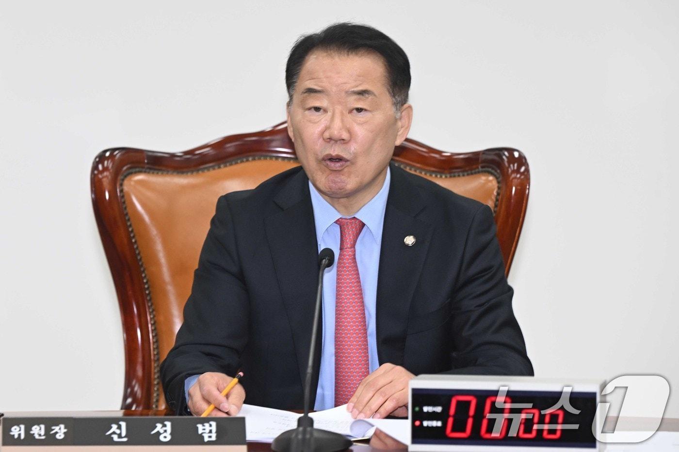 본문 이미지 - 신성범 국회 정보위원회 위원장이 27일 서울 여의도 국회에서 국민의힘 주도로 열린 정보위원회 전체회의에서 발언하고 있다. 2026.4.27 ⓒ 뉴스1 국회사진기자단