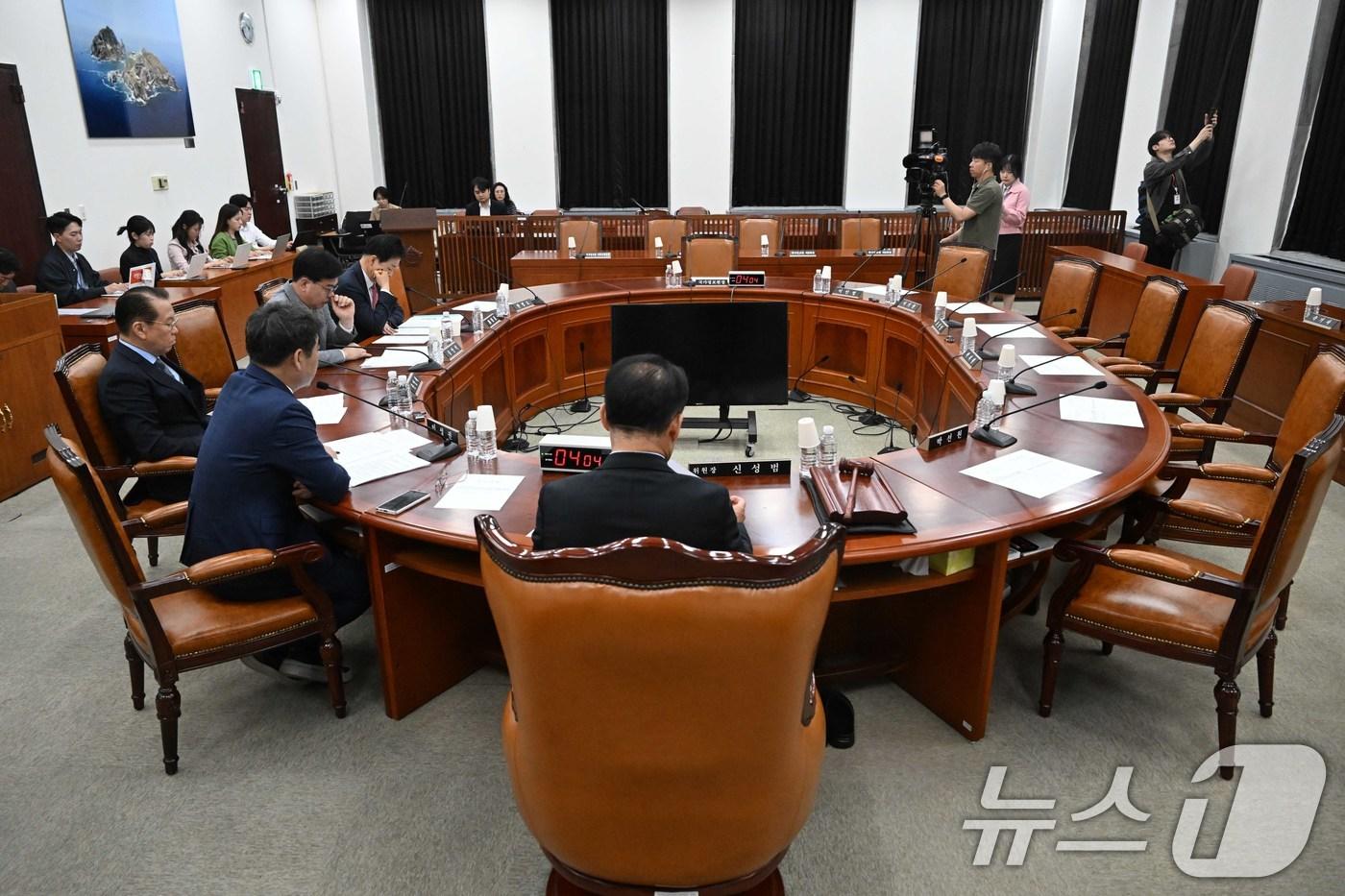 본문 이미지 - 27일 서울 여의도 국회에서 국민의힘 주도로 열린 정보위원회 전체회의에서 이종석 국가정보원장과 더불어민주당 의원들의 자리가 비어 있다. 2026.4.27 ⓒ 뉴스1 국회사진기자단
