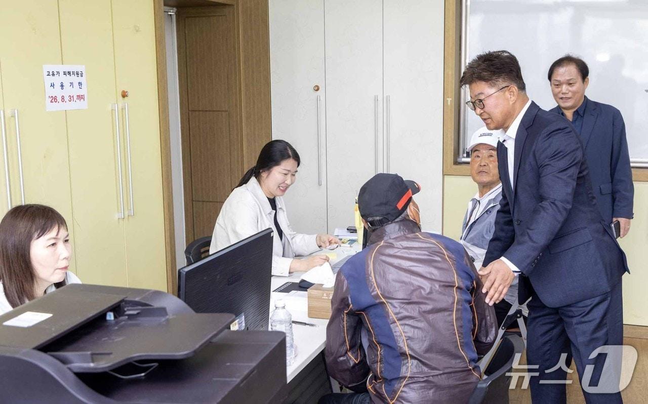 본문 이미지 - 최충규 대덕구청장(오른쪽)이 27일 동 행정복지센터 고유가 피해지원금 신청·접수 현장을 방문해 주민들의 의견을 직접 청취하고 있다. (대전 대덕구청 제공. 재판매 및 DB 금지) 2026.4.27/뉴스1