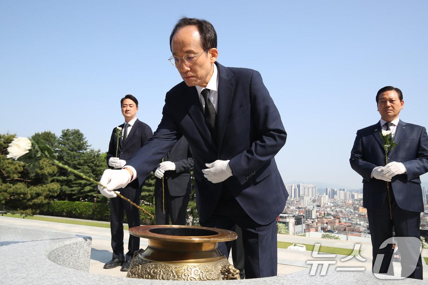 본문 이미지 - 추경호 국민의힘 대구시장 후보가 27일 오전 대구 남구 앞산 충혼탑을 찾아 지역 지방선거 출마자와 함께 참배하고 있다. 2026.4.27 ⓒ 뉴스1 공정식 기자