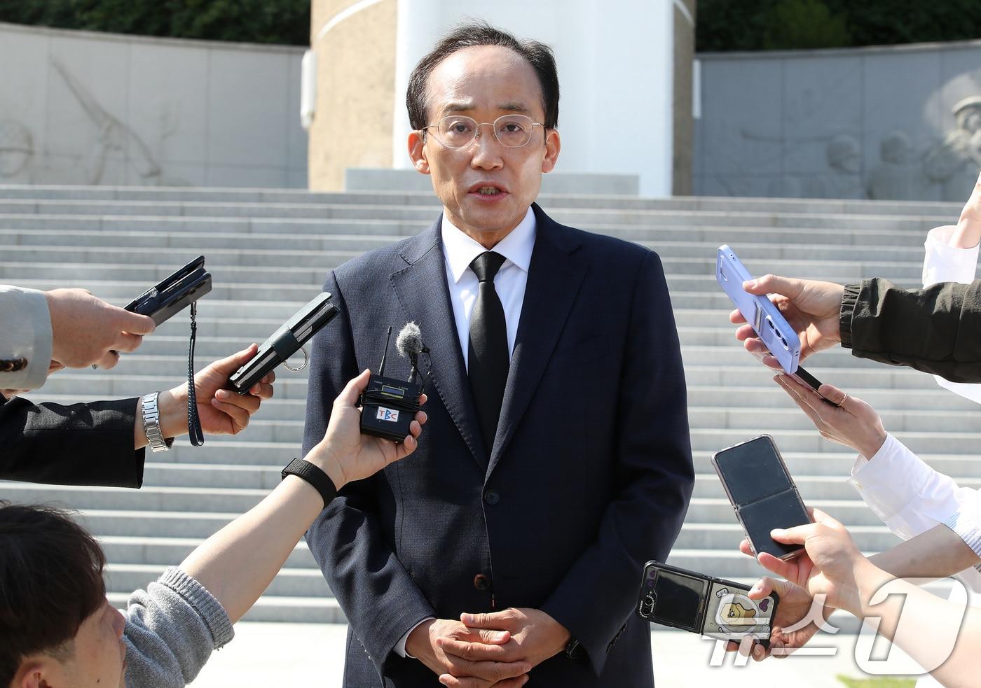 본문 이미지 - 추경호 국민의힘 대구시장 예비후보가 27일 오전 대구 남구 앞산 충혼탑을 찾아 참배한 뒤 각오를 밝히고 있다. 2026.4.27 ⓒ 뉴스1 공정식 기자