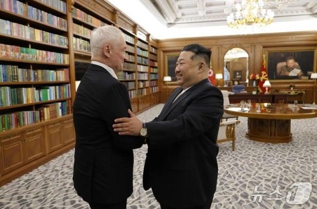 본문 이미지 - (평양 노동신문=뉴스1) = 노동당 기관지 노동신문은 김정은 노동당 총비서가 26일 평양에서 안드레이 벨로우소프 러시아 국방장관을 접견했다고 27일 보도했다.[국내에서만 사용가능. 재배포 금지. DB 금지. For Use Only in the Republic of Korea. Redistribution Prohibited] rodongphoto@news1.kr