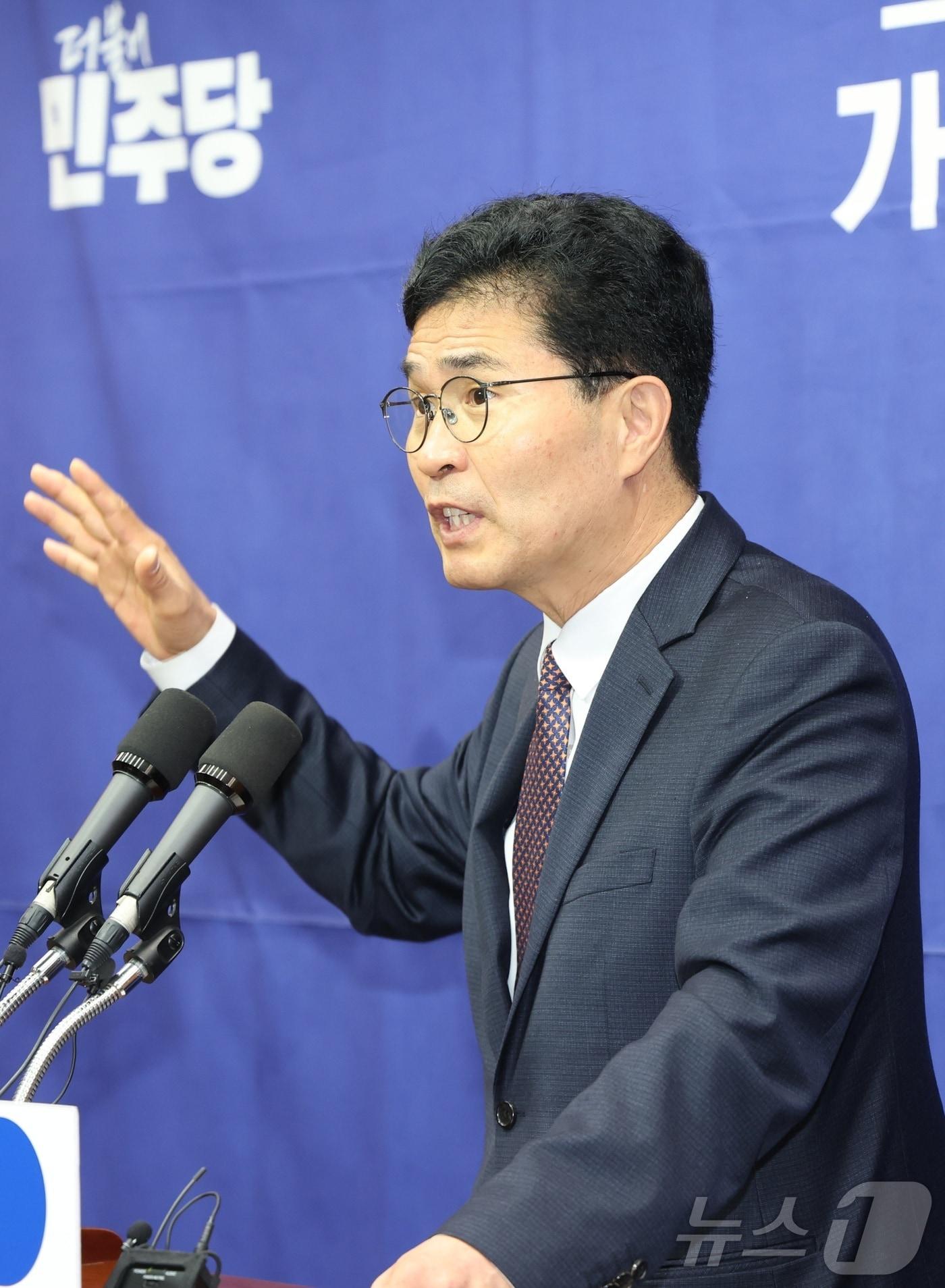 본문 이미지 - 이원택 더불어민주당 전북도지사 후보가 27일 전북 전주시 전북특별자치도의회에서 정책 기자회견을 열고 질의에 답변을 하고 있다. ⓒ 뉴스1 유경석 기자