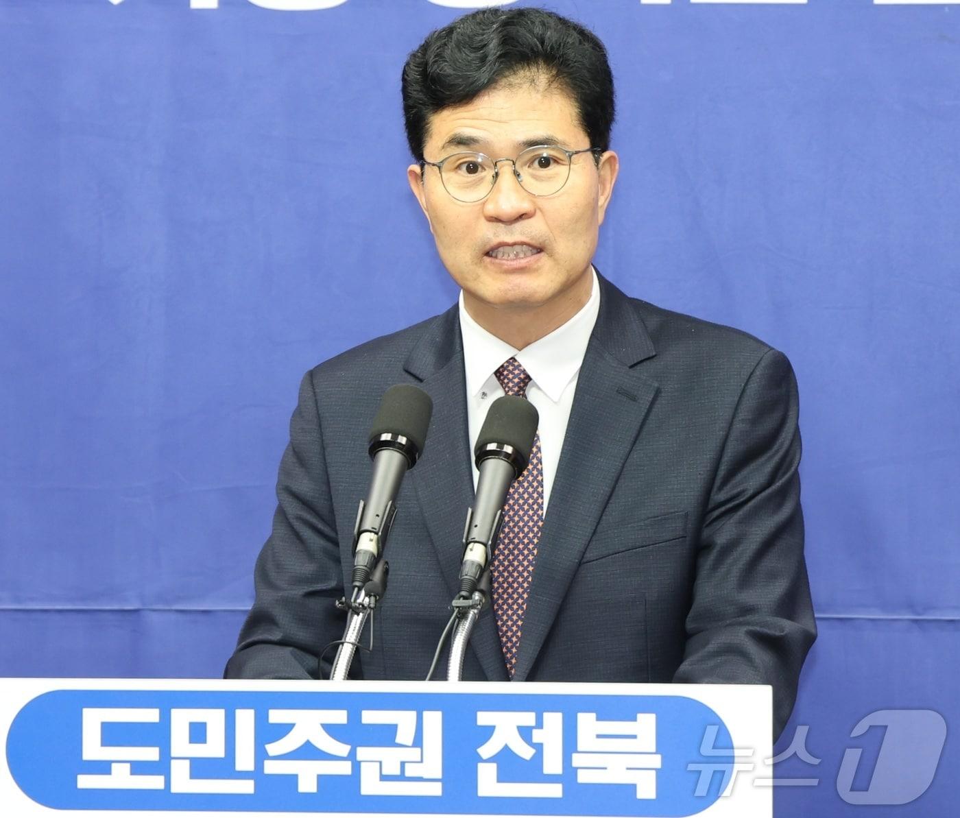 본문 이미지 - 이원택 더불어민주당 전북도지사 후보가 27일 전북 전주시 전북특별자치도의회에서 정책 기자회견을 열고 질의에 답변을 하고 있다. 2026.4.27 ⓒ 뉴스1 유경석 기자