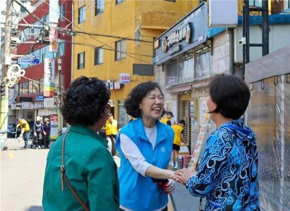 본문 이미지 - 정원오 더불어민주당 서울시장 후보의 배우자 문혜정 씨가 시민과 인사하고 있다.(정원오 캠프 제공)