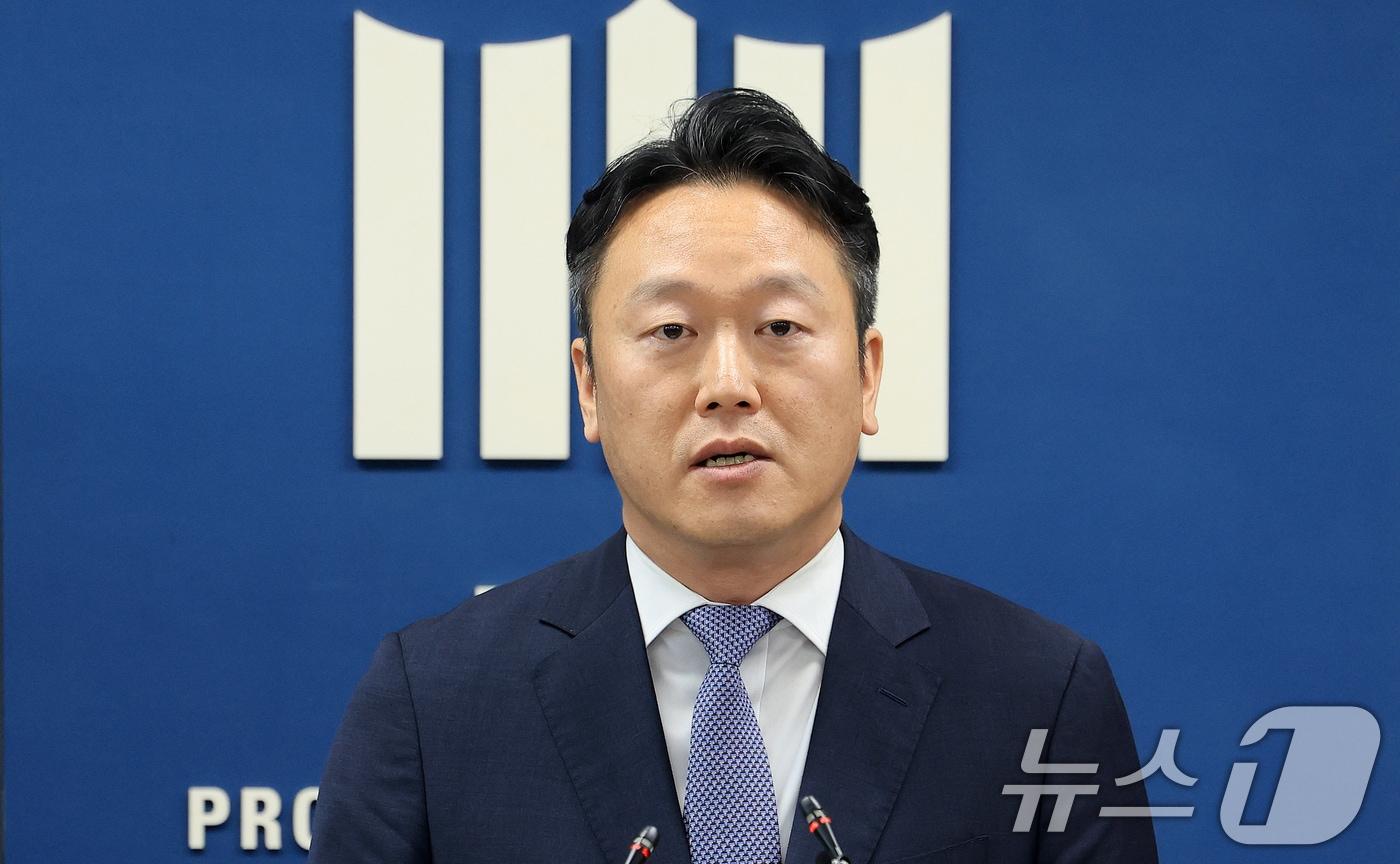 본문 이미지 - 김태훈 서울중앙지검 제3차장검사가 27일 서울 서초구 서울고등검찰청 브리핑룸에서 과거 인권침해 사건 재심에 대한 접근방식 개선 브리핑을 하고 있다. 2026.4.27 ⓒ 뉴스1 이호윤 기자