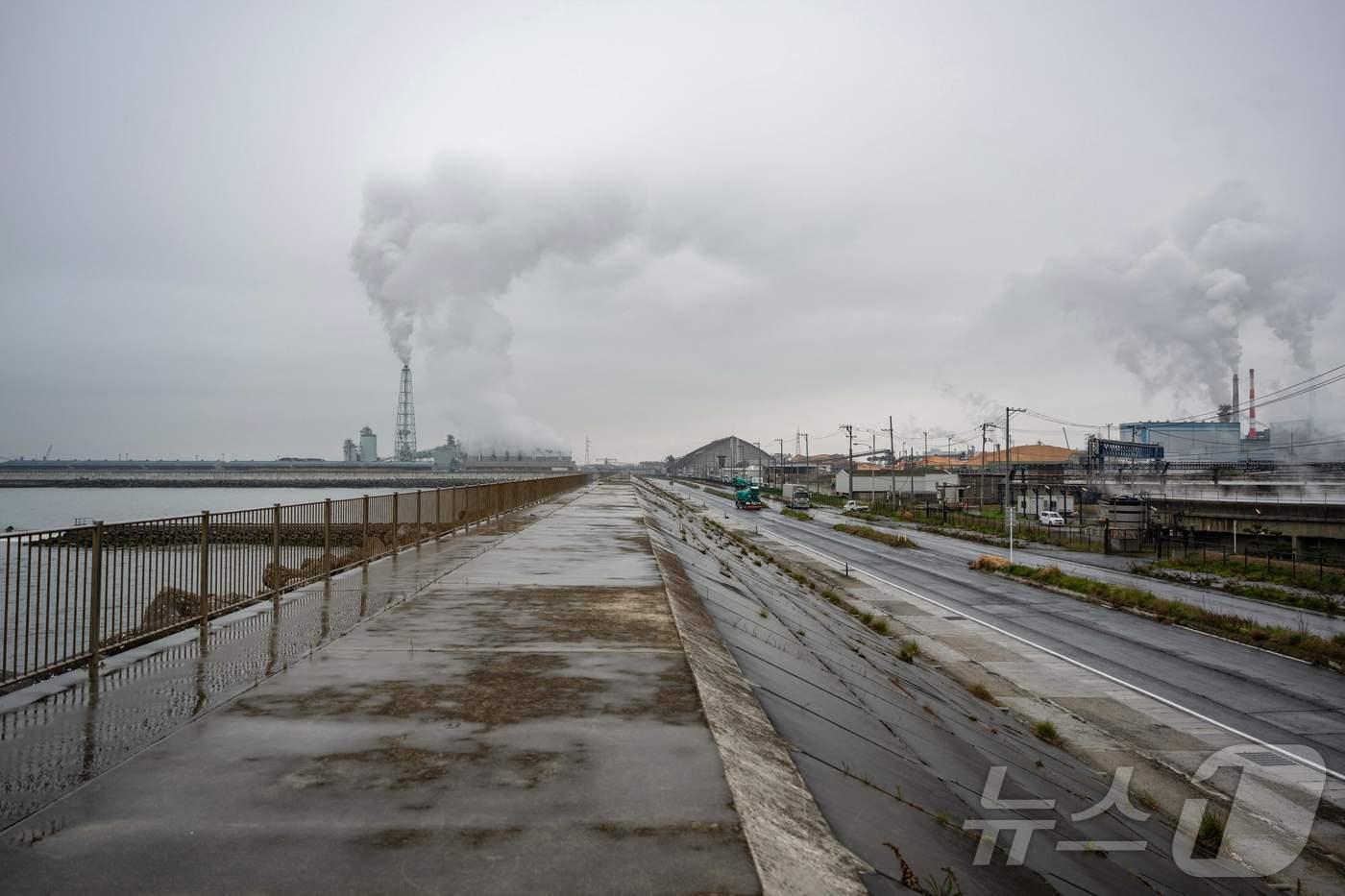 본문 이미지 - 일본 홋카이도에서 27일 규모 6.2의 지진이 발생한 가운데 미야기현 이시노마키에서 쓰나미 방벽으로 보호된 발전소에서 증기가 나오고 있다. 2026.4.27. ⓒ 뉴스1 ⓒ AFP=뉴스1