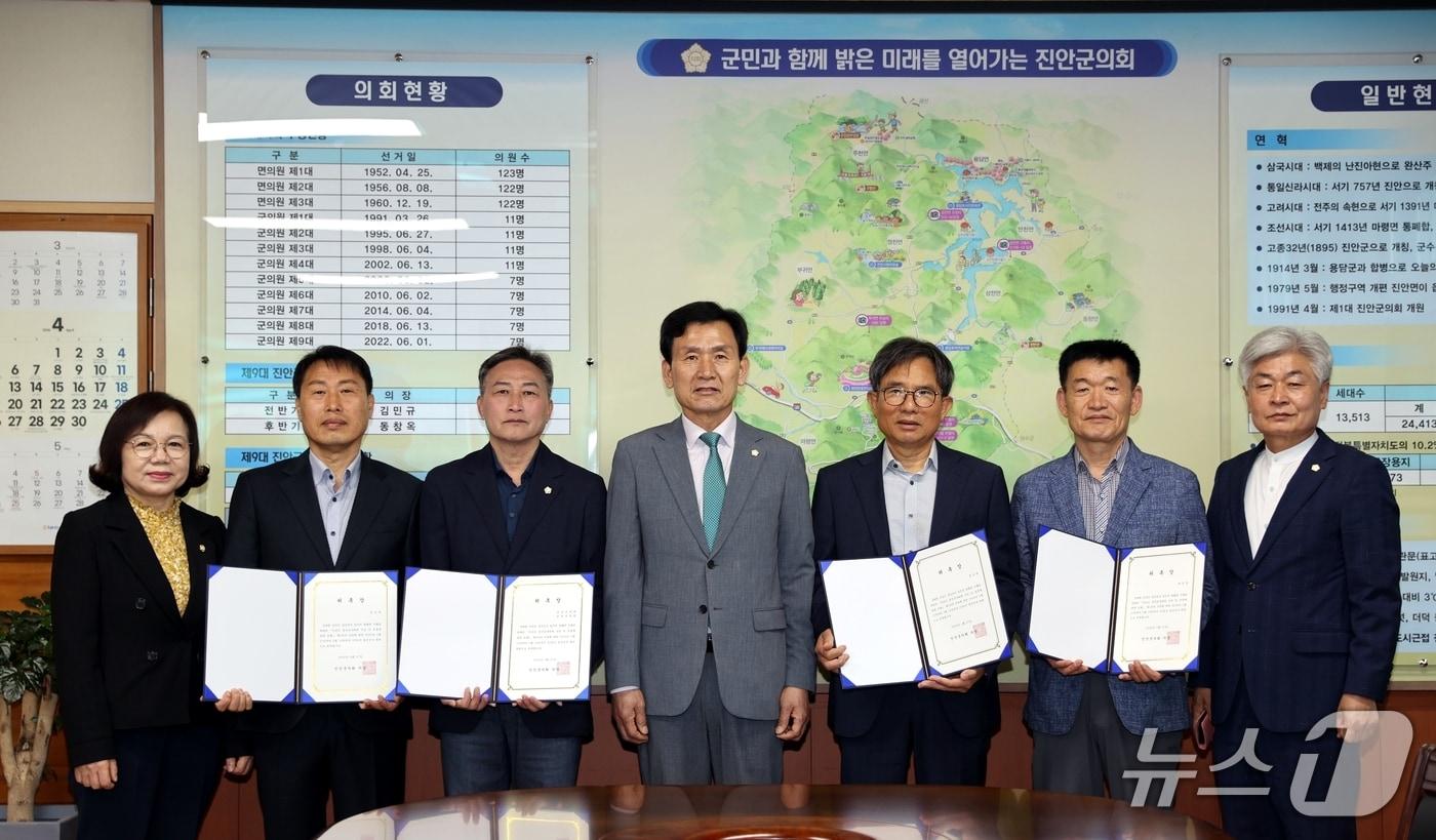 본문 이미지 - 27일 전북 진안군의회가 의장실에서 2025회계연도 결산검사위원을 위촉하고 있다.(의회제공, 재판매 및 DB금지)2026.4.27/뉴스1