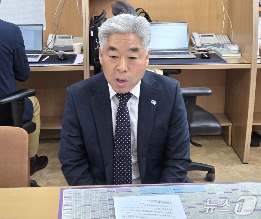 본문 이미지 - 27일 천범산 충북도립대 총장이 옥천군청에서  학과 개편과 관련한 입장를 밝히고 있다. 2026.4.27/뉴스1 