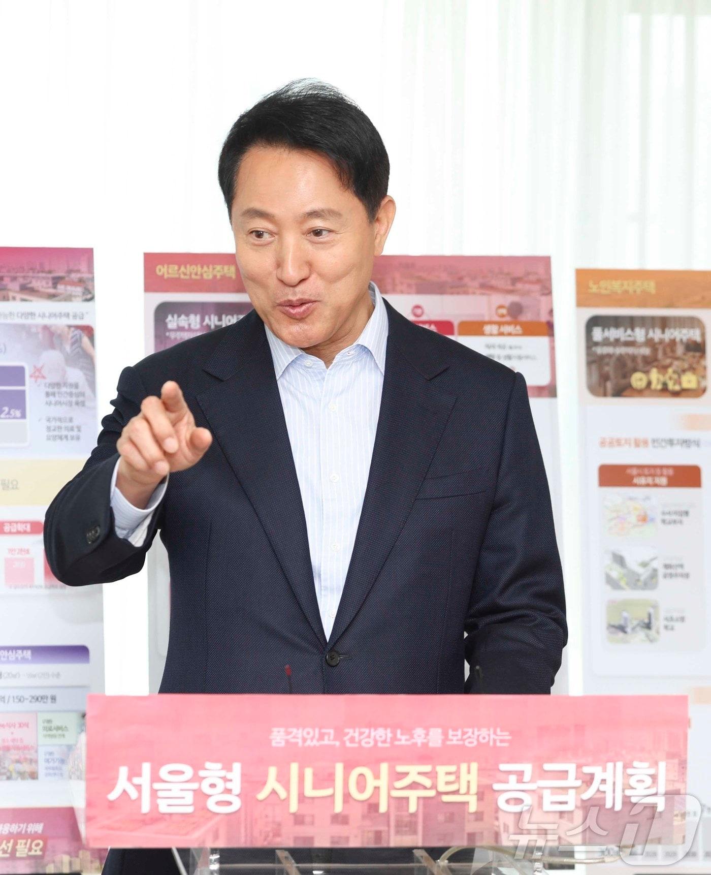 본문 이미지 - 오세훈 서울시장이 27일 오전 서울 성북구 시니어주택 노블레스 타워를 찾아 서울형 시니어주택 공급 계획에 대한 취재진 질문에 답하고 있다. (공동취재) 2026.4.27 ⓒ 뉴스1 임지훈 인턴기자