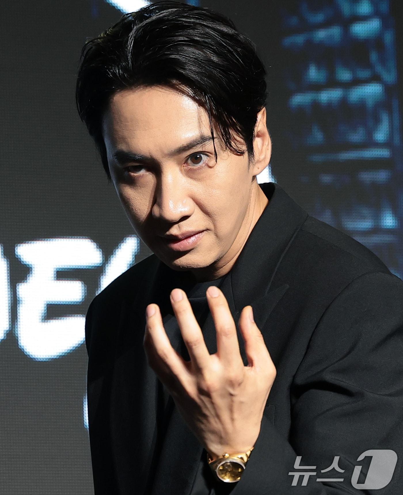 본문 이미지 - 배우 이광수가 27일 오전 서울 영등포구 콘래드 서울 호텔에서 디즈니+ 오리지널 시리즈 ‘골드랜드’(극본 황조윤/연출 김성훈) 제작발표회에서 포즈를 취하고 있다. ‘골드랜드’는 밀수 조직의 1500억 금괴를 손에 넣은 희주(박보영 분)가 탐욕과 배신이 뒤엉킨 아수라장 속에서 금을 독차지하기 위해 사투를 벌이는 생존 스릴러다. 2026.4.27 ⓒ 뉴스1 권현진 기자