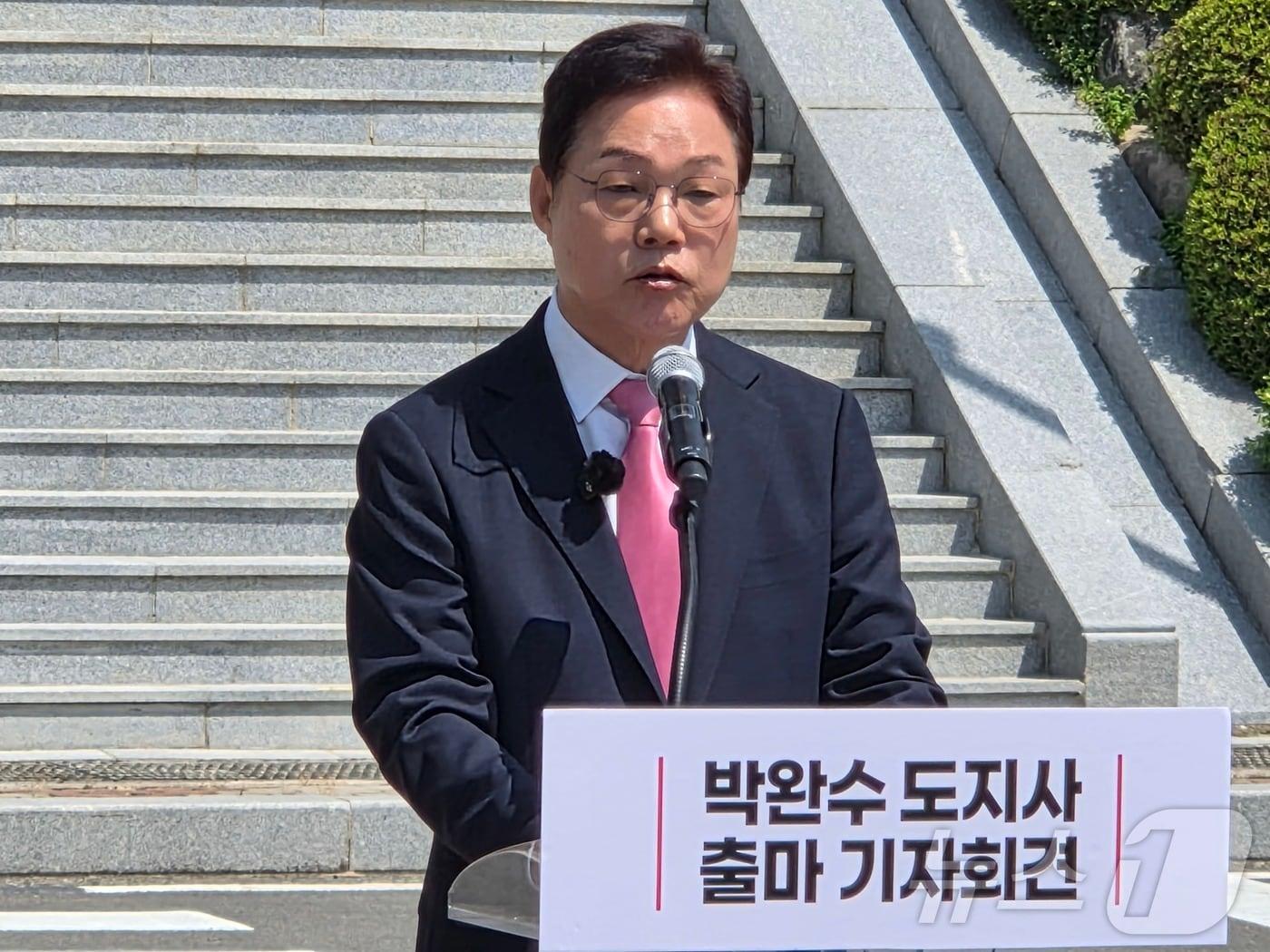 본문 이미지 - 국민의힘 박완수 경남지사 후보가 27일 경남 창원시 마산회원구 국립 3.15민주묘지에서 6.3지방선거 경남지사 출마 기자회견을 하고 있다. 2026.4.27 ⓒ 뉴스1 강정태 기자