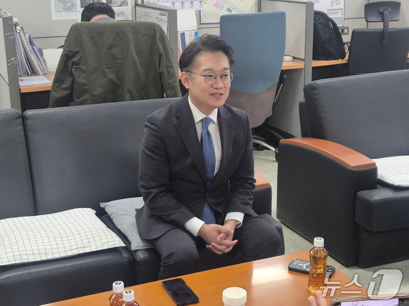 본문 이미지 - 김남준 전 청와대 대변인이 27일 인천시청 기자실에서 계양을 보궐선거 출마 관련한 자신의 입장을 밝히고 있다./뉴스1