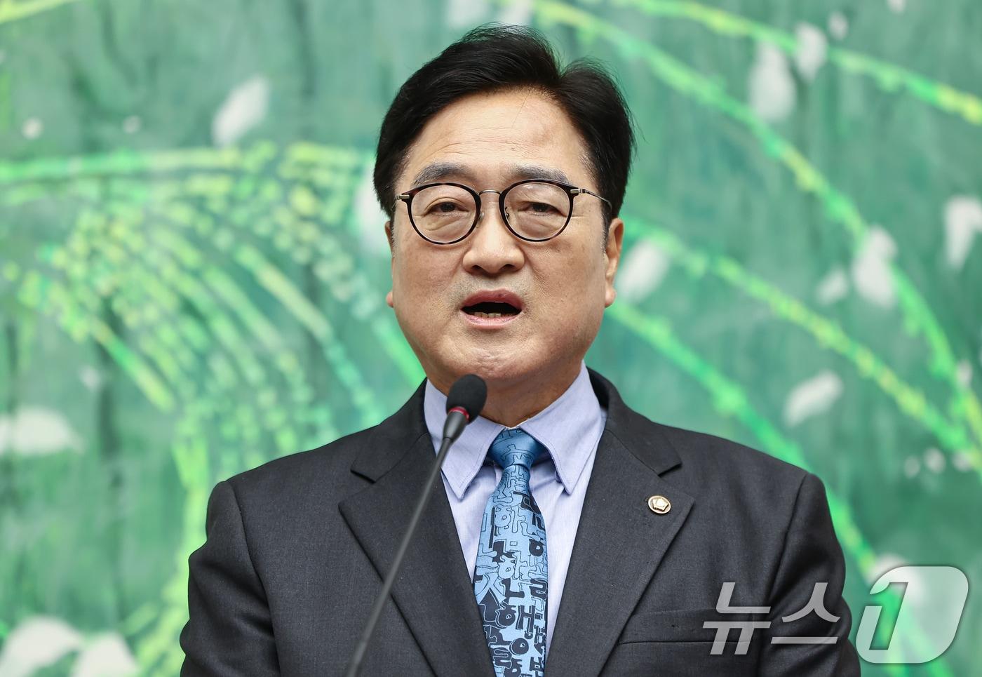 본문 이미지 - 우원식 국회의장이 27일 서울 여의도 국회에서 개헌 관련 기자회견을 하고 있다. 2026.4.27 ⓒ 뉴스1 김도우 기자