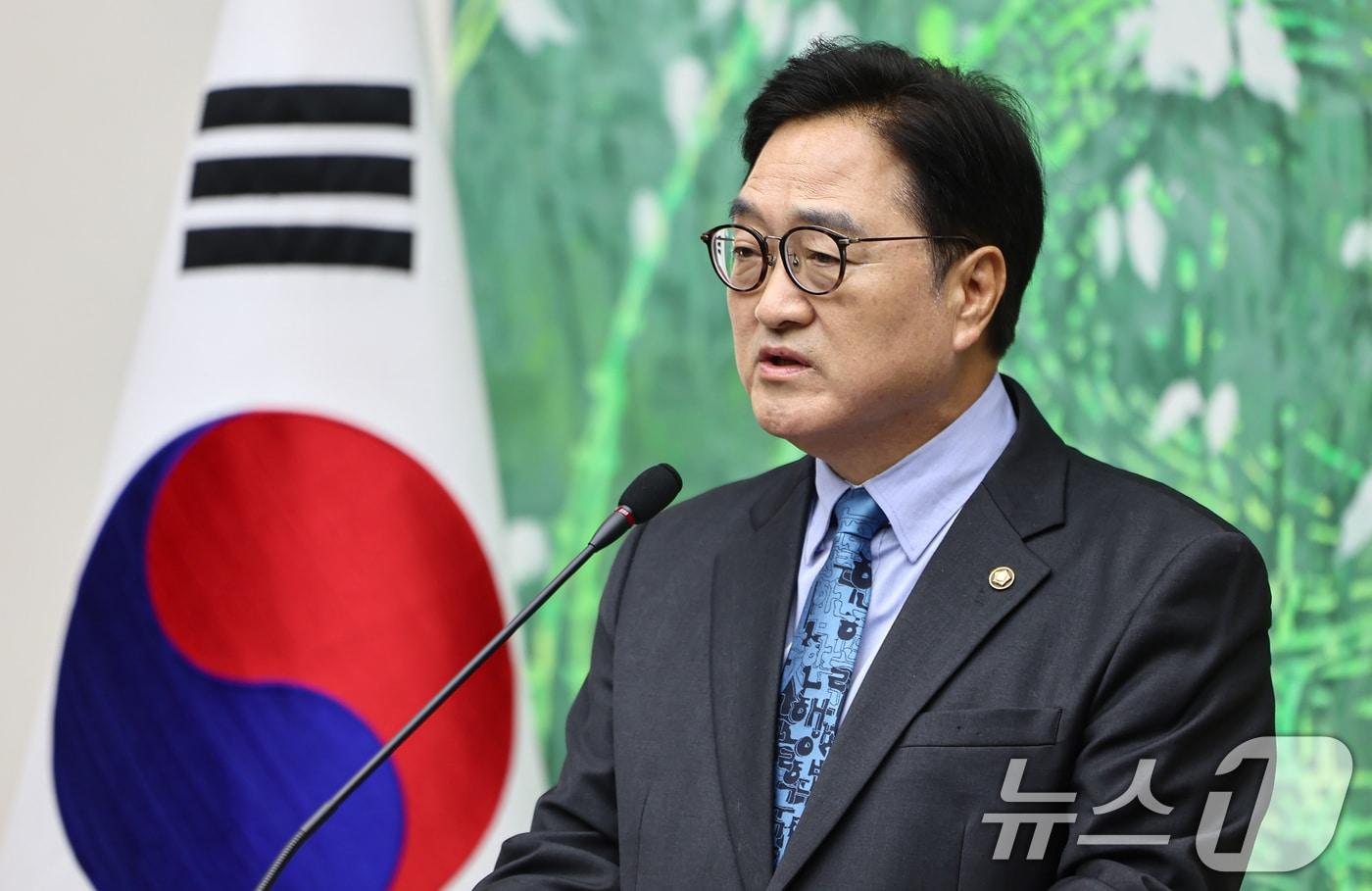 본문 이미지 - 우원식 국회의장이 지난 27일 서울 여의도 국회에서 개헌 관련 기자회견을 하고 있다. 2026.4.27 ⓒ 뉴스1 김도우 기자