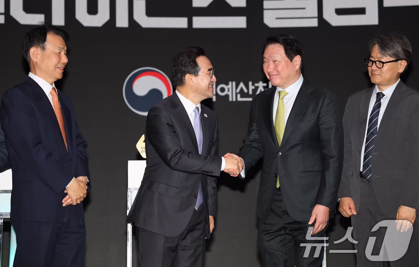 본문 이미지 - 박홍근 기획예산처 장관과 최태원 대한상의 회장이 27일 오전 서울 중구 대한상공회의소에서 열린 한국형 자발적 탄소시장 얼라이언스 출범식에서 인사나누고 있다. 2026.4.27 ⓒ 뉴스1 이광호 기자