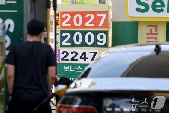 본문 이미지 - 서울의 한 주유소에 휘발유와 경유 가격이 표시돼 있다./뉴스1 이광호 기자