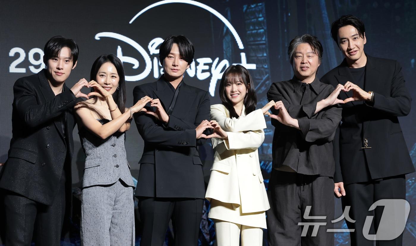 본문 이미지 - 배우 김성철(왼쪽부터)과 문정희, 김현욱, 박보영, 김희원, 이광수가 27일 오전 서울 영등포구 콘래드 서울 호텔에서 디즈니+ 오리지널 시리즈 ‘골드랜드’(극본 황조윤/연출 김성훈) 제작발표회에서 포즈를 취하고 있다. ‘골드랜드’는 밀수 조직의 1500억 금괴를 손에 넣은 희주(박보영 분)가 탐욕과 배신이 뒤엉킨 아수라장 속에서 금을 독차지하기 위해 사투를 벌이는 생존 스릴러다. 2026.4.27 ⓒ 뉴스1 권현진 기자