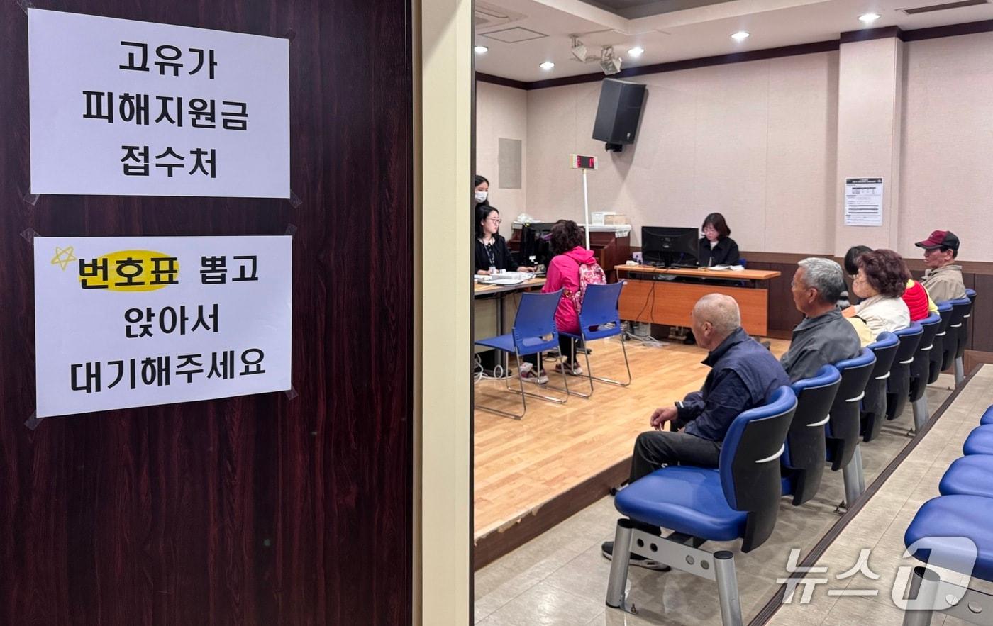 본문 이미지 - 고유가 피해지원금 1차 접수가 시작된 27일 울산 북구 농소2동 행정복지센터에 신청자들이 카드 발급을 대기하고 있다. 2026.4.27 ⓒ 뉴스1 김세은 기자