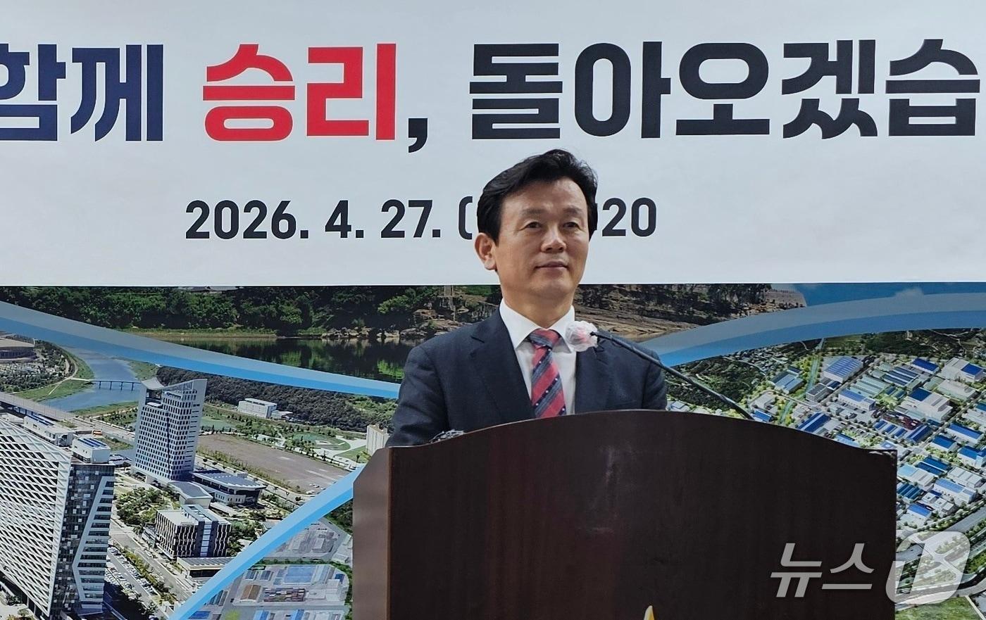 본문 이미지 - 조규일 진주시장이 27일 시청 브리핑룸에서 기자회견을 열고 탈당 및 무소속 출마를 공식 선언하고 있다. 2026.4.27/뉴스1 한송학기자