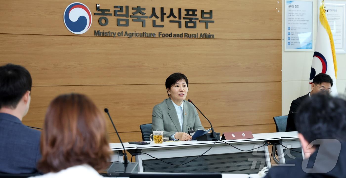 본문 이미지 - 송미령 농림축산식품부 장관이 27일 세종시 정부청사에서 개최된 출입기자단 간담회에서 국정현안을 설명하고 있다. 2026.4.27 ⓒ 뉴스1 김기남 기자