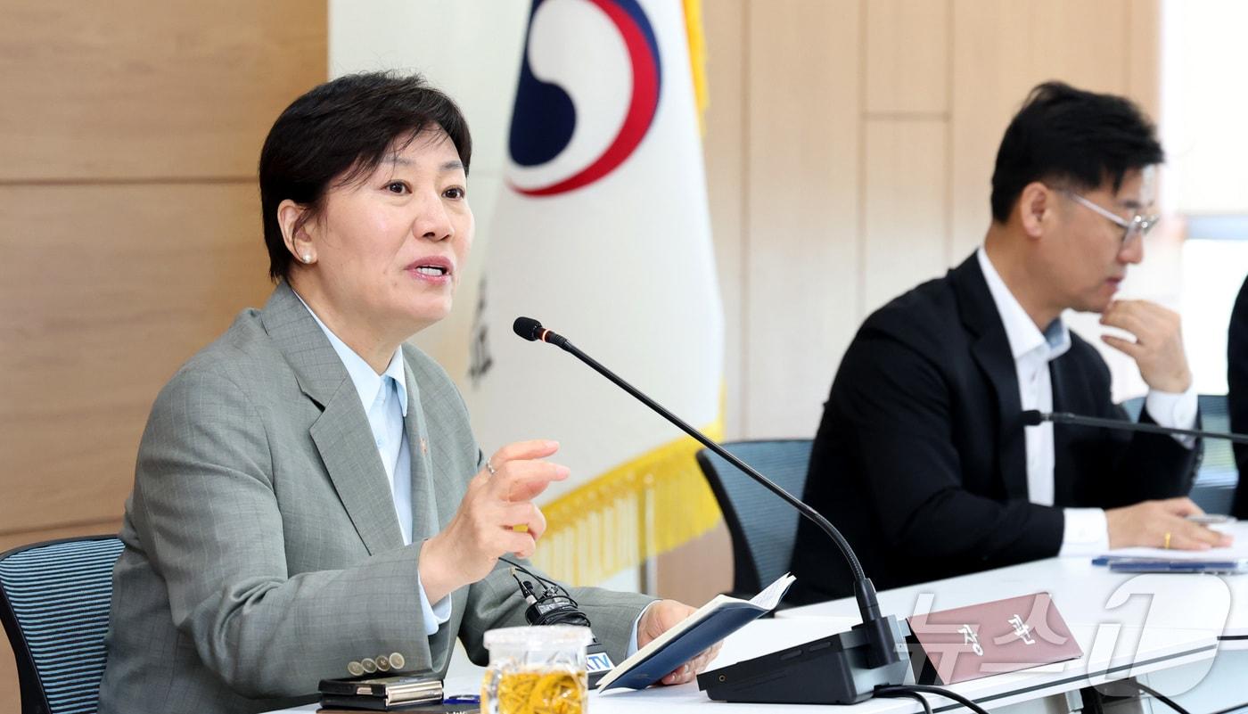 본문 이미지 - 송미령 농림축산식품부 장관이 27일 세종시 정부청사에서 출입기자단과의 간담회에 앞서 중동전쟁 대응방안 및 국정상황 등을 설명하고 있다. 2026.4.27 ⓒ 뉴스1 김기남 기자