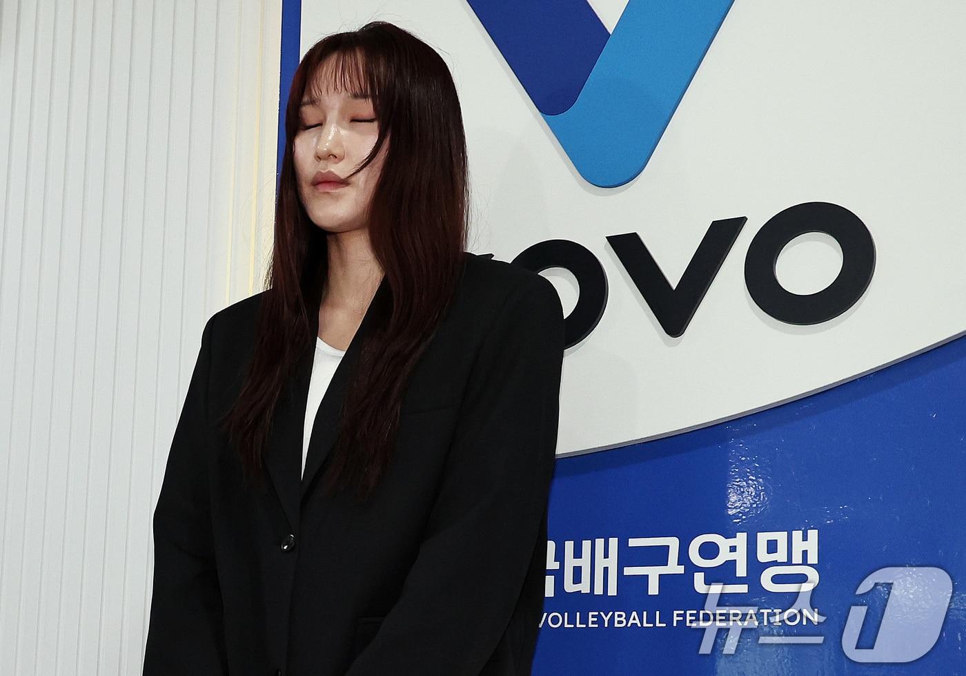 본문 이미지 - 술을 마시고 운전대를 잡은 배구선수 안혜진이 27일 오전 서울 마포구 한국배구연맹(KOVO)에서 열린 상벌위원회에서 소명을 마친 뒤 생각에 잠겨 있다. 2026.4.27 ⓒ 뉴스1 구윤성 기자