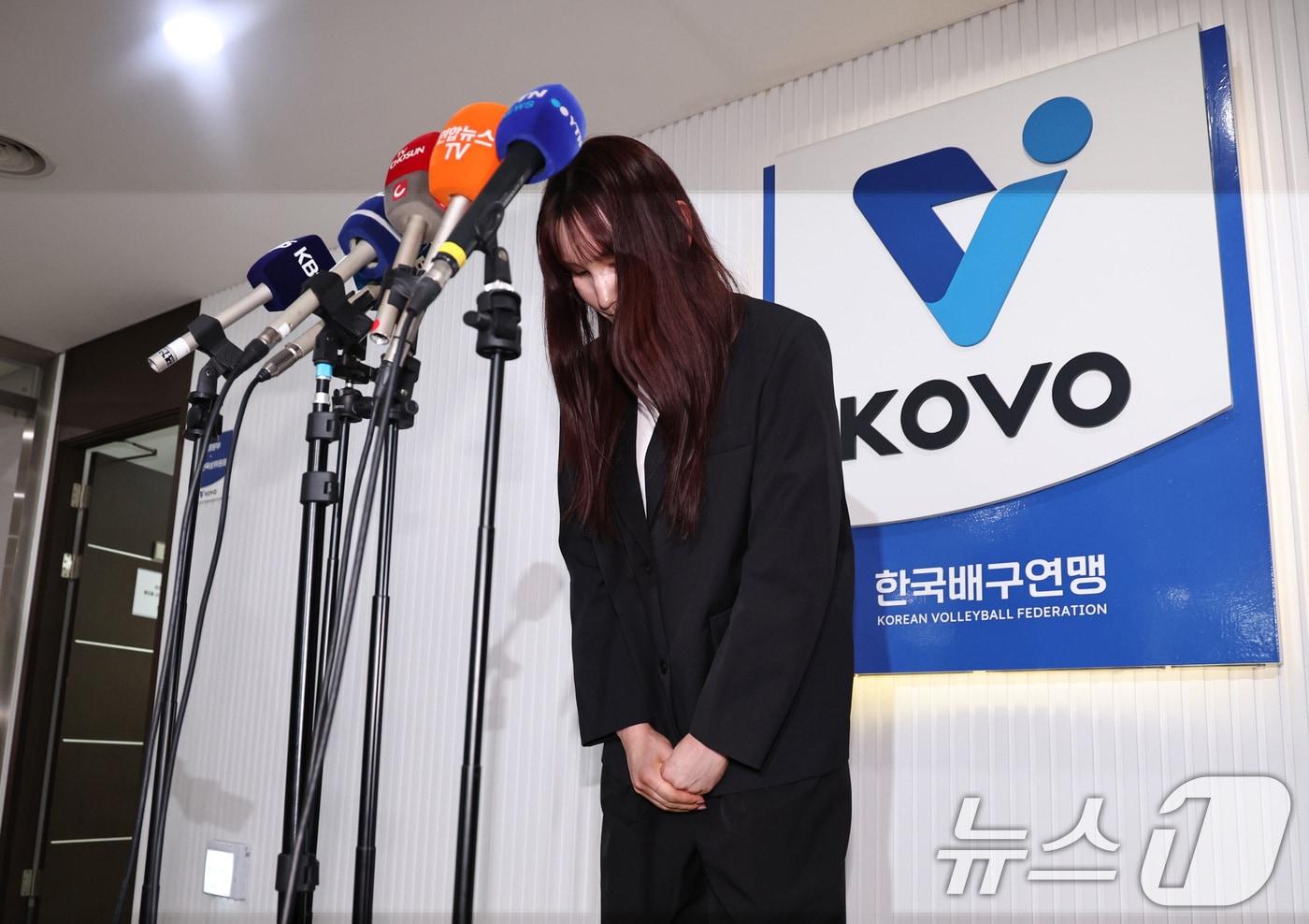 본문 이미지 - 술을 마시고 운전대를 잡은 배구선수 안혜진이 27일 오전 서울 마포구 한국배구연맹(KOVO)에서 열린 상벌위원회에 출석해 소명한 뒤 인사하고 있다. 2026.4.27 ⓒ 뉴스1 구윤성 기자