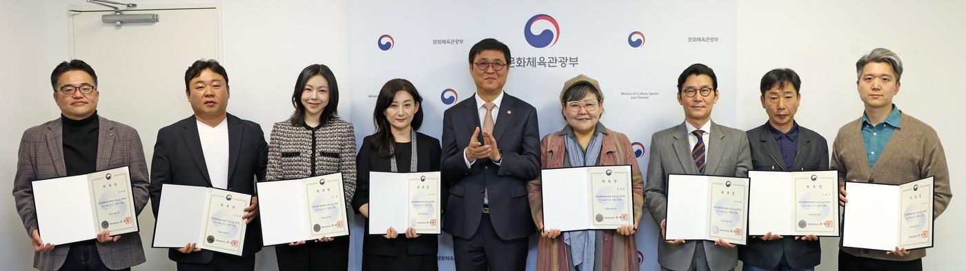 본문 이미지 - 한국문화예술위원회 신임 위원들과 최휘영 문체부 장관(문체부 제공)