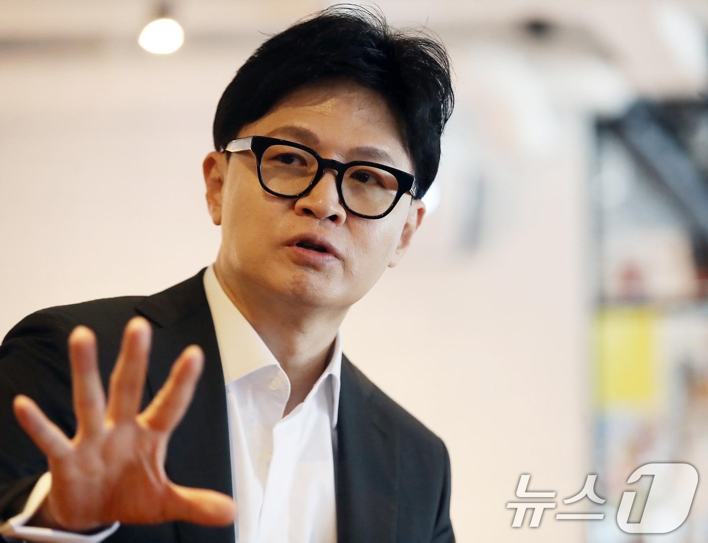 본문 이미지 - 한동훈 전 국민의힘 대표가 27일 부산 북구의 한 카페에서 뉴스1과 인터뷰를 하고 있다. ⓒ 뉴스1 윤일지 기자